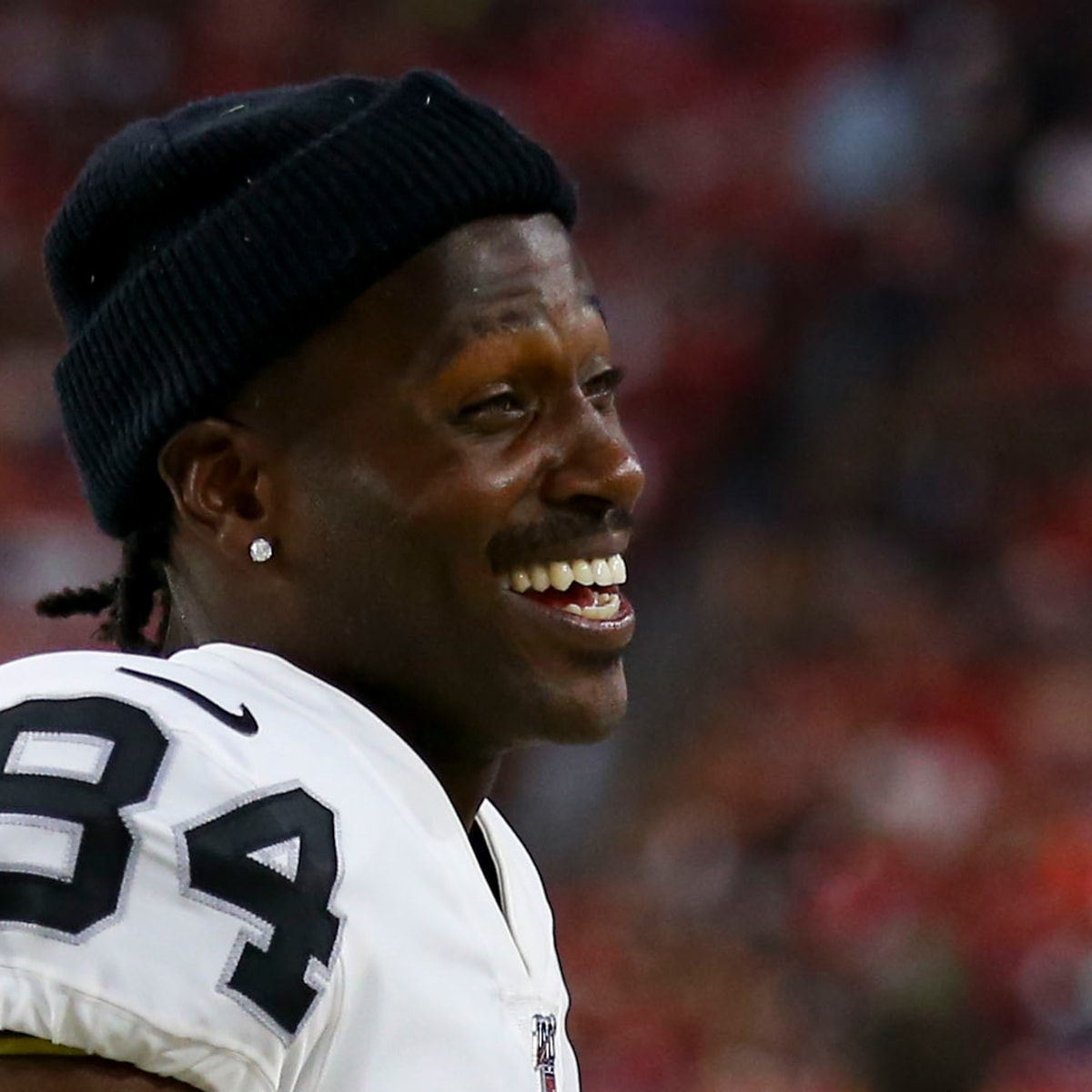 Antonio Brown tweets himself in an Oakland Raiders jersey