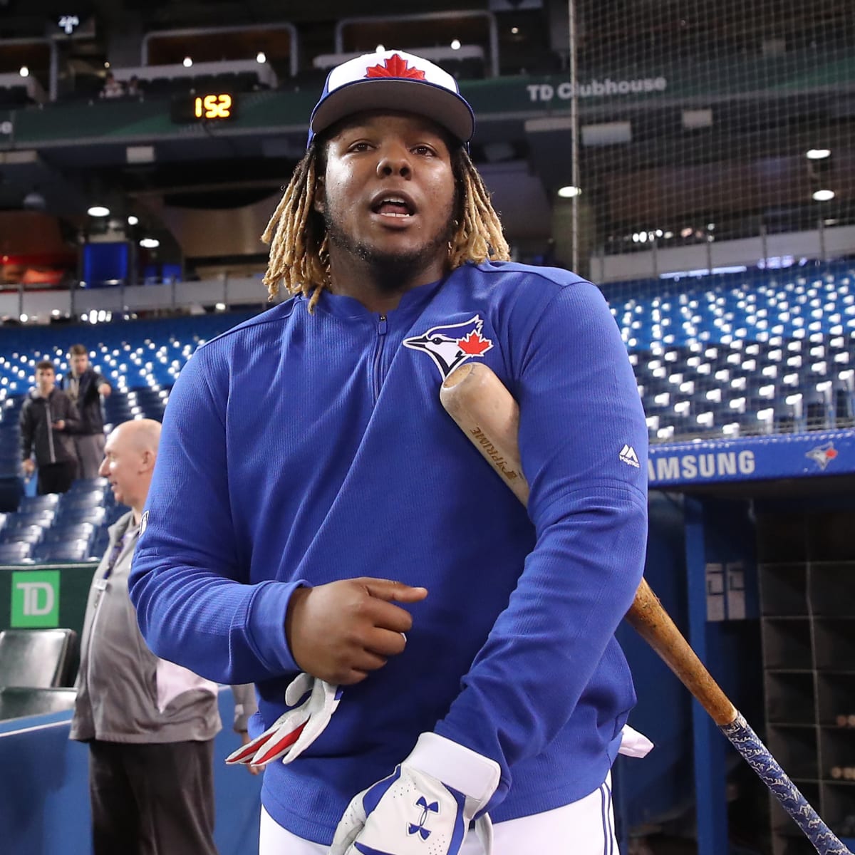 Vladimir Guerrero Jr. gets a standing ovation in Montreal 