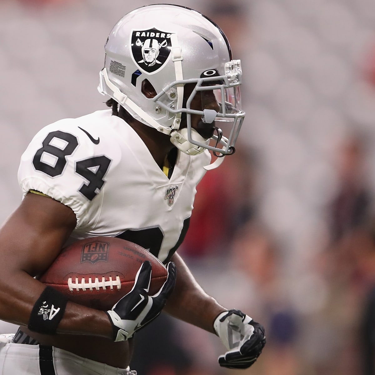 Oakland Raiders receiver Antonio Brown practices — in certified helmet -  The Boston Globe