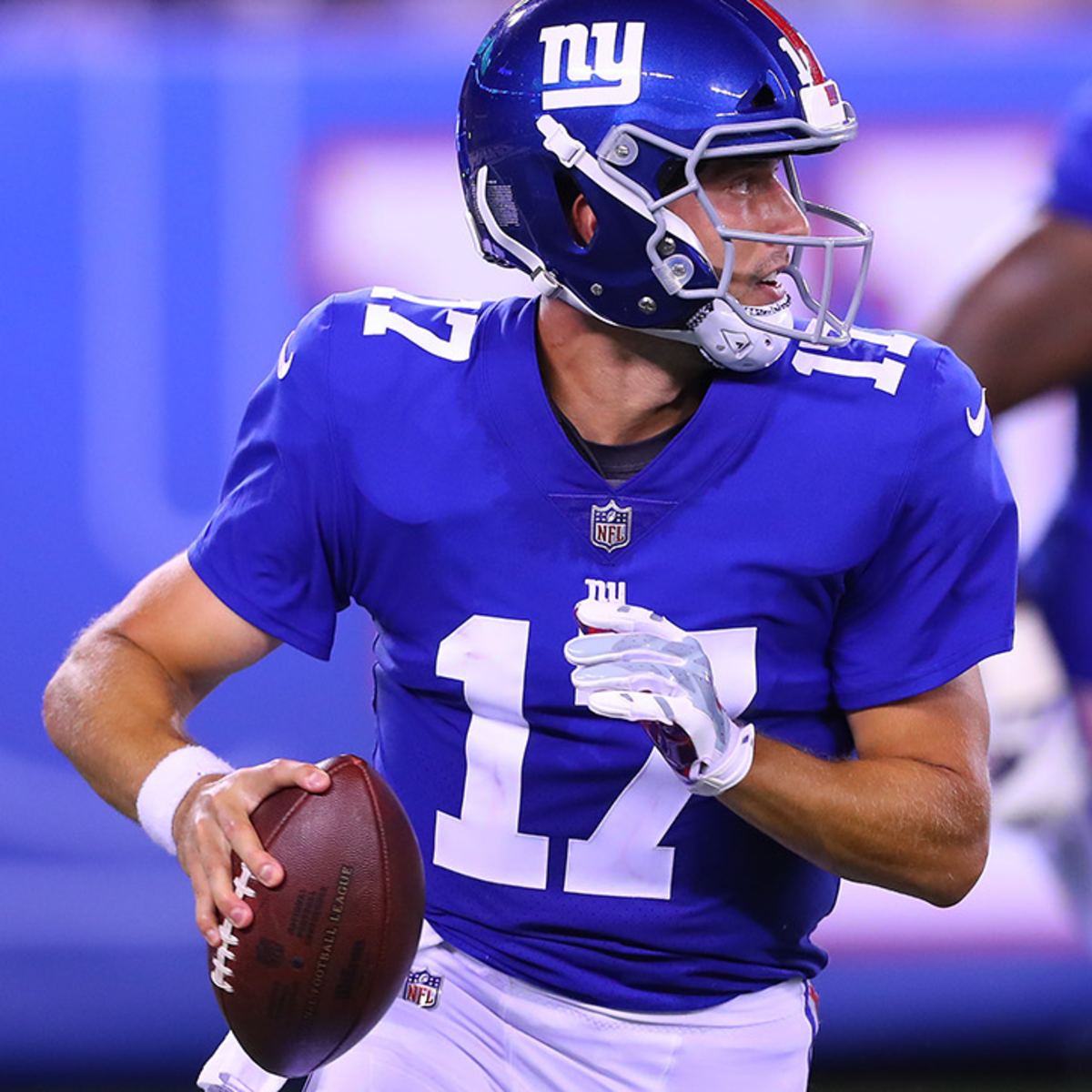 New York Giants quarterback Kyle Lauletta (17) warms-up on the sideline  after throwing an interception in the early in the fourth quarter against  the Washington Redskins at FedEx Field in Landover, Maryland