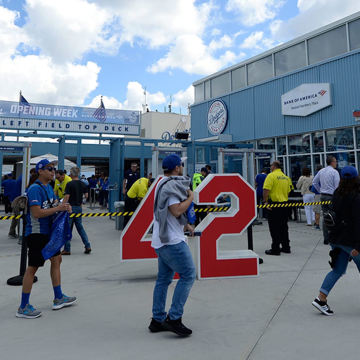 Dodger Stadium fight: Los Angeles man hospitalized after Dodgers-D