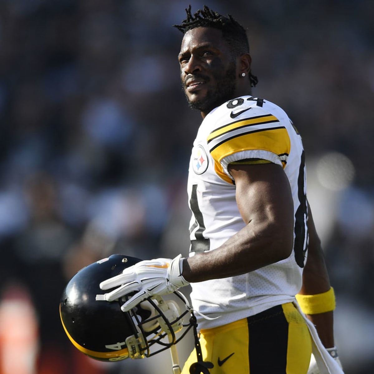 Antonio Brown won't play for Raiders without old helmet - Sports Illustrated