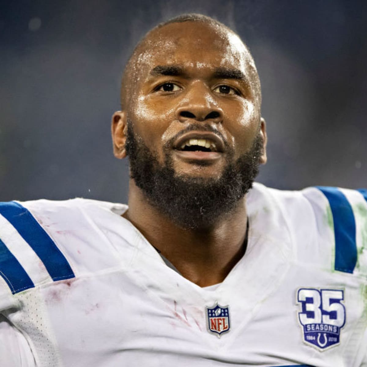 Darius Leonard: Colts LB changes stranger's tire - Sports Illustrated