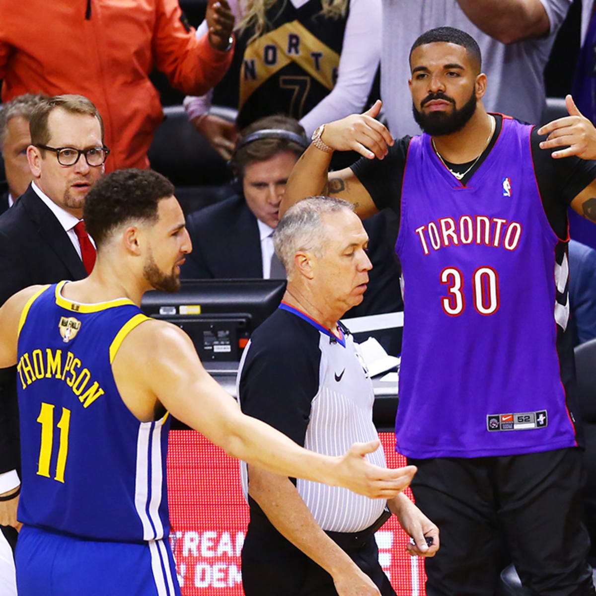 Drake trolls Steph Curry with dad Dell's Raptors jersey