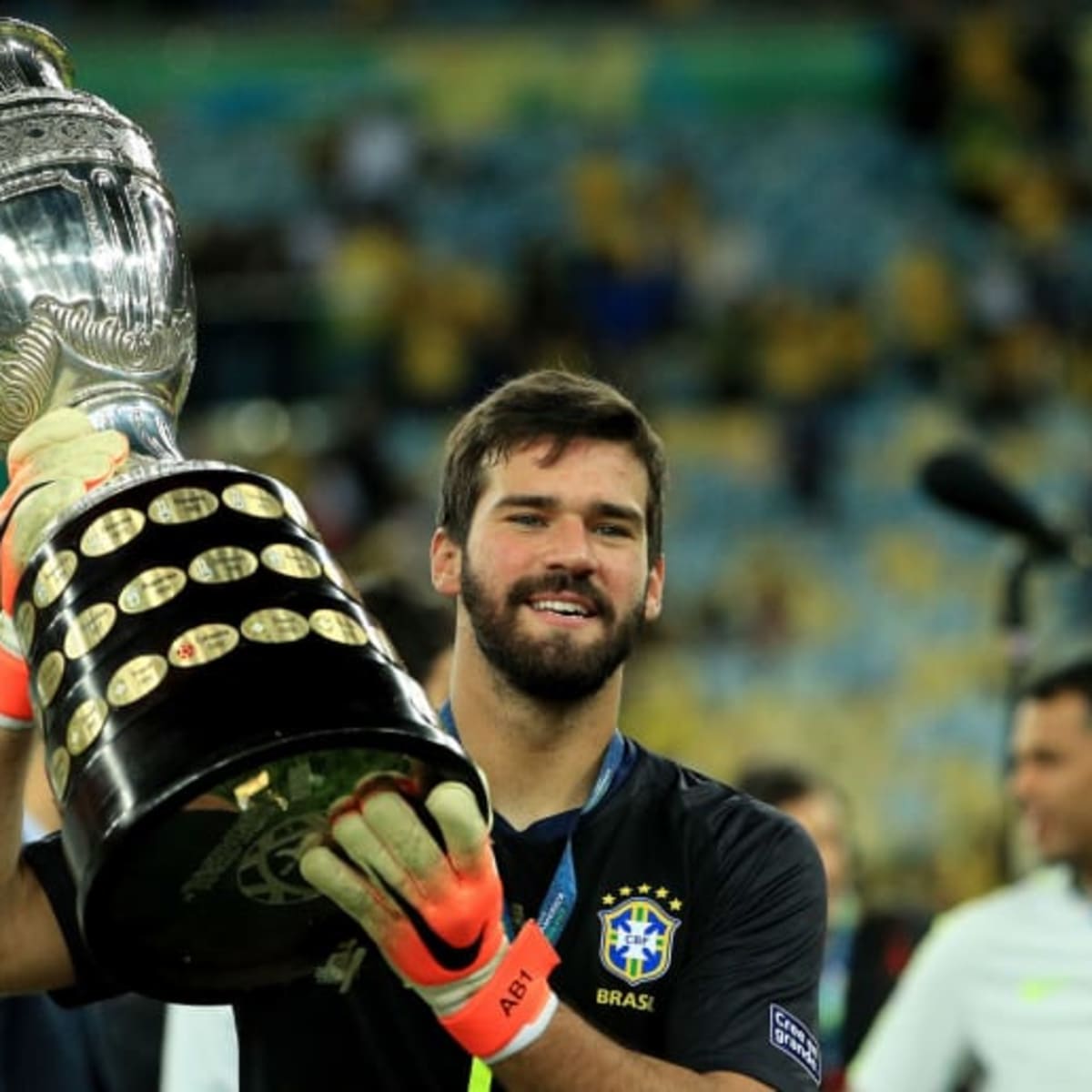 Com a Copa América, Alisson recebe o terceiro prêmio de melhor