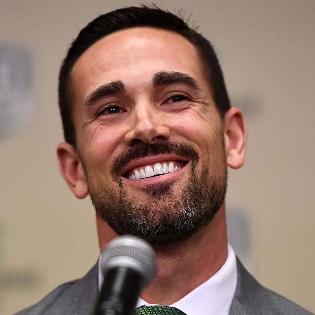 Aaron Rodgers shouts out Matt LaFleur's wife for his 'eyebrow game'