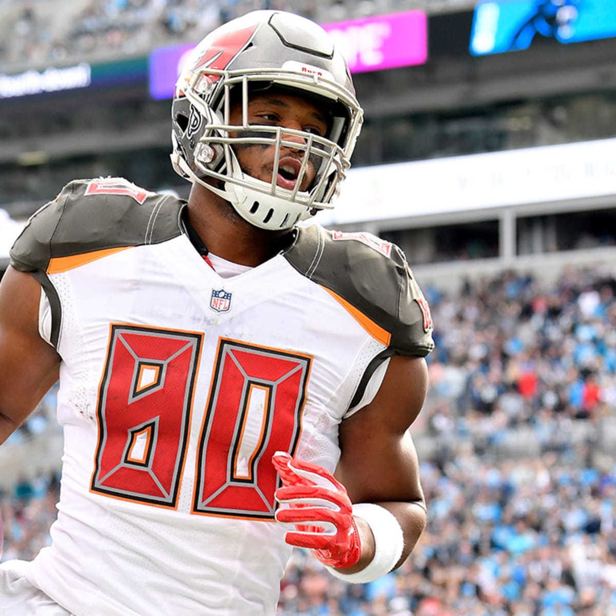 O.J. Howard of the Houston Texans gets set against the Washington News  Photo - Getty Images