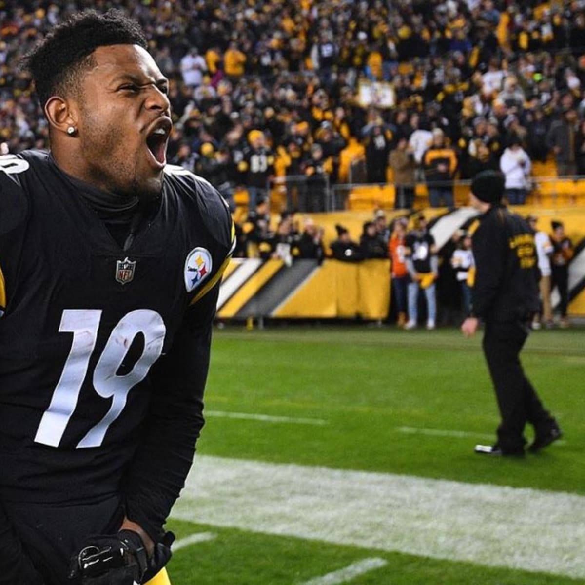 JuJu Smith-Schuster Gifts Fan for Getting Tattoo of His Signature