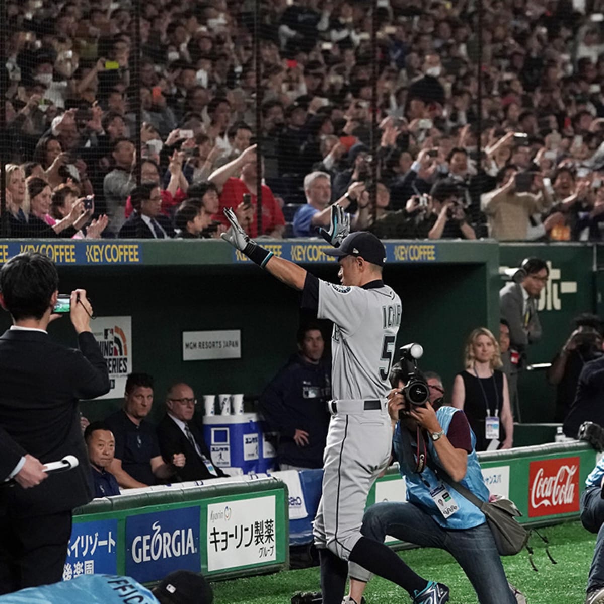 Ichiro takes field with 45,000 voices in full support