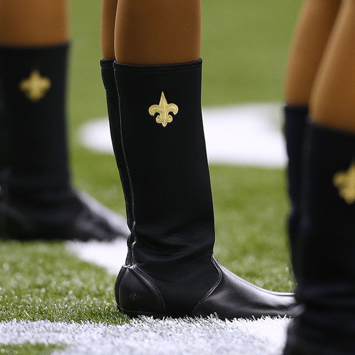 Ex-NFL cheerleader files complaint against the Saints — but she's willing  to settle for $1