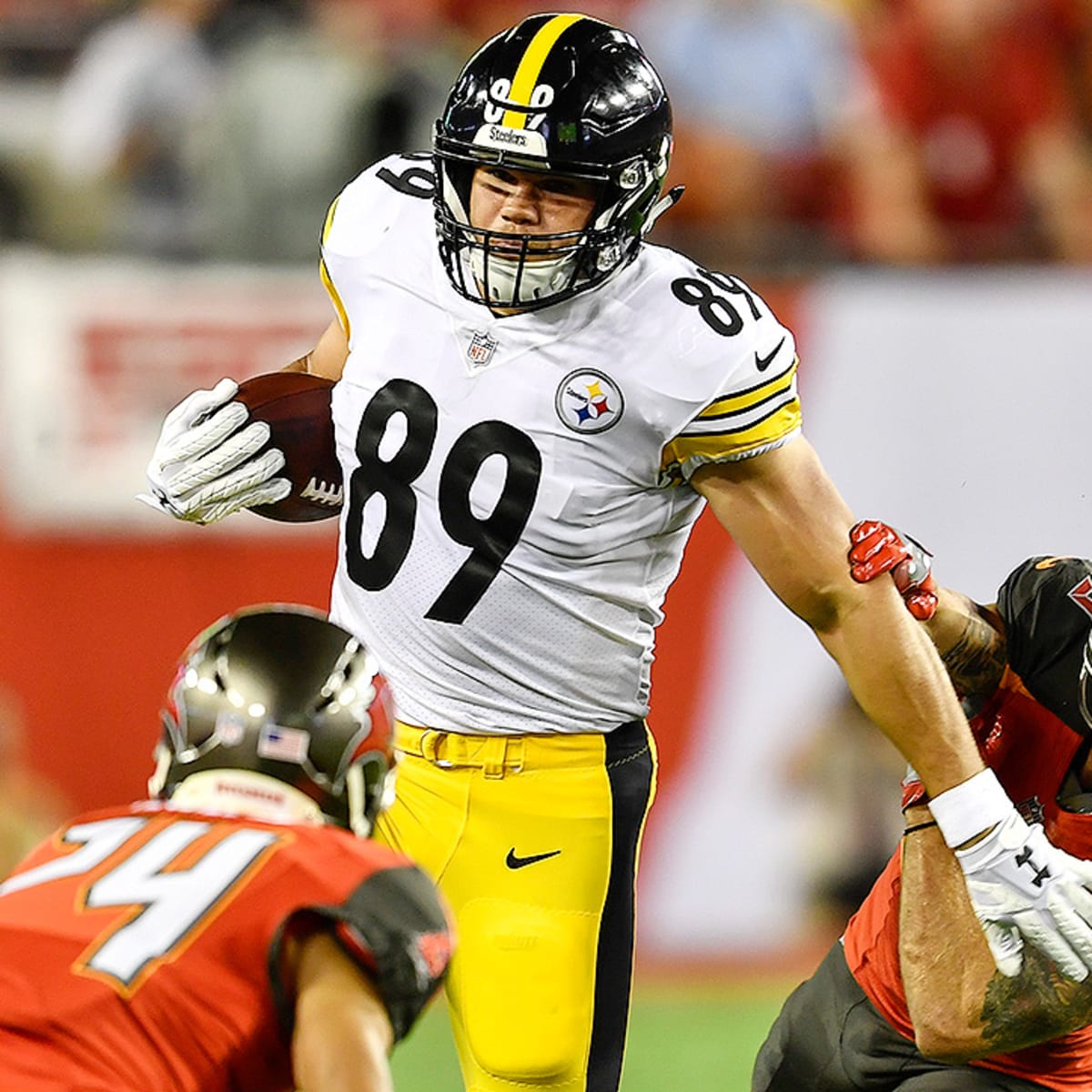 Tampa, Florida, USA. 24th Sep, 2018. Pittsburgh Steelers tight end Vance  McDonald (89) makes the catch and stiff arms Tampa Bay Buccaneers defensive  back Chris Conte (23) then runs down the sideline