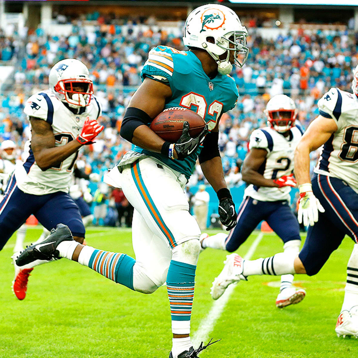 Dolphins take advantage of Patriots miscues in a rare flip of script