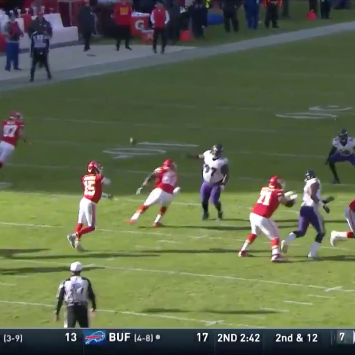 Patrick Mahomes throws TD pass of the season, a no-look toss in Chiefs at  Broncos