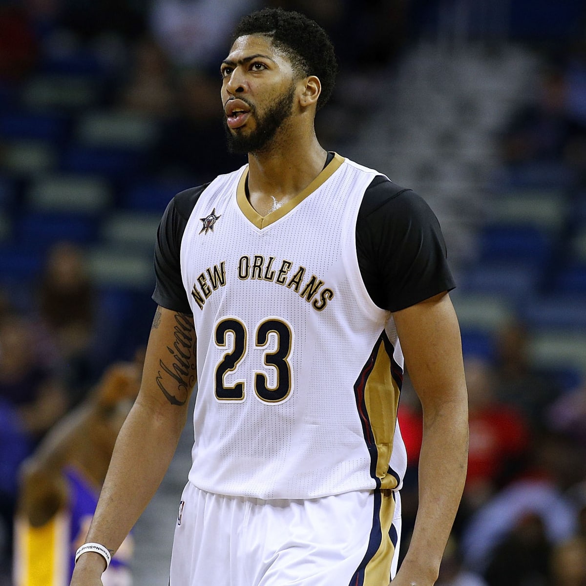 NBA exec on Anthony Davis: 'That back doesn't look healthy