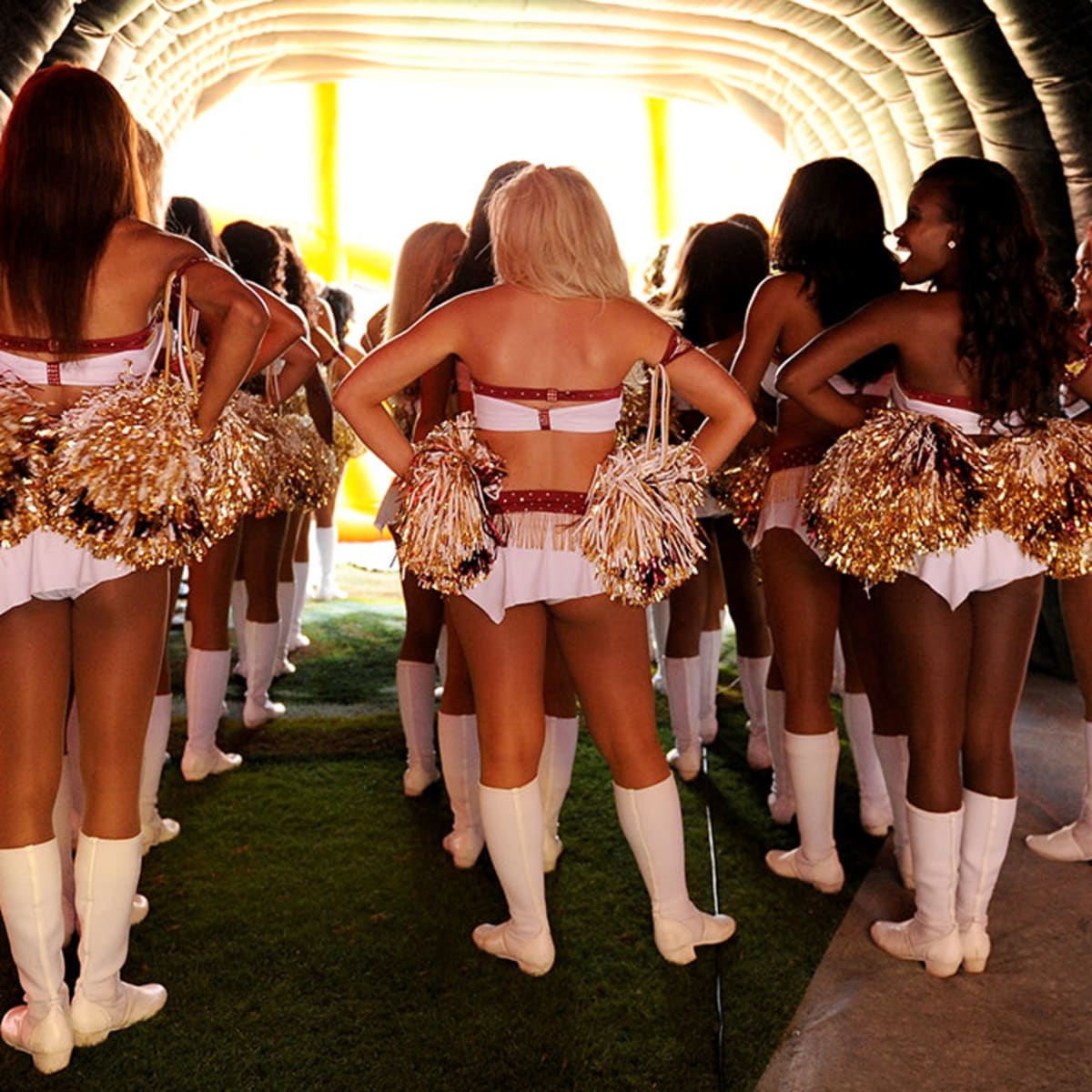 Photo: Redskins cheerleaders perform as St. Louis Rams play Washington  Redskins in Landover, Maryland - WAP2009092020 