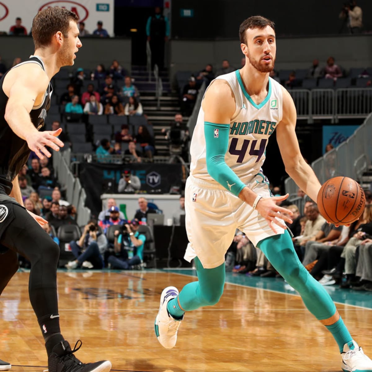 Frank Kaminsky wore a 'Bartman' Cubs jersey before a preseason Hornets game