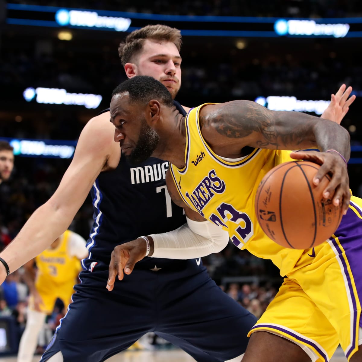 LeBron James goes off for 39-point triple-double vs. the Mavericks