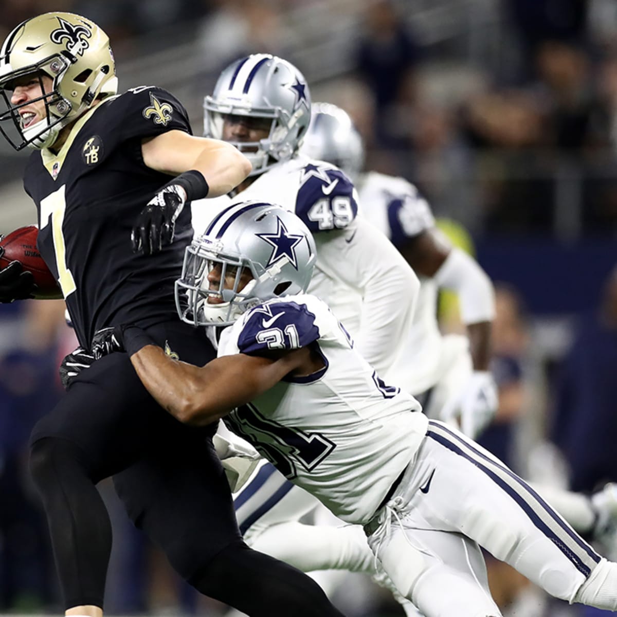 Cowboys punt hits AT&T Stadium's giant scoreboard, gives Saints