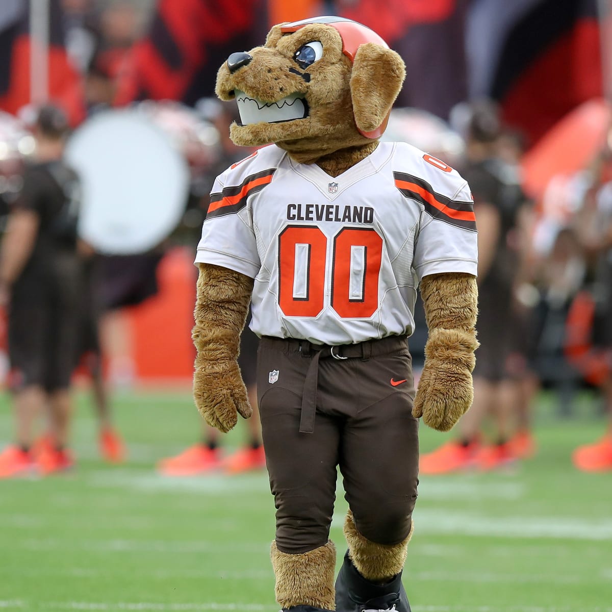 Quarterback Brian Sipe of the Cleveland Browns huddles with the News  Photo - Getty Images