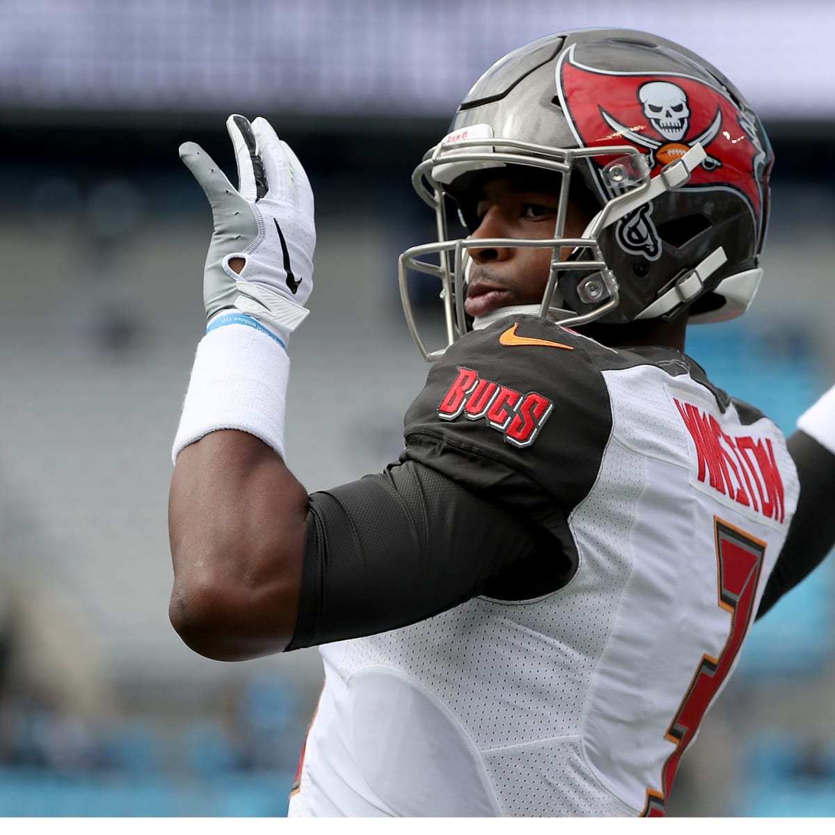 Jameis Winston replaces Ryan Fitzpatrick as Bears pound Buccaneers