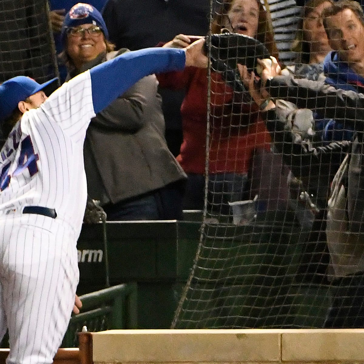 Cubs vs Pirates: Fan interferes with Anthony Rizzo (video