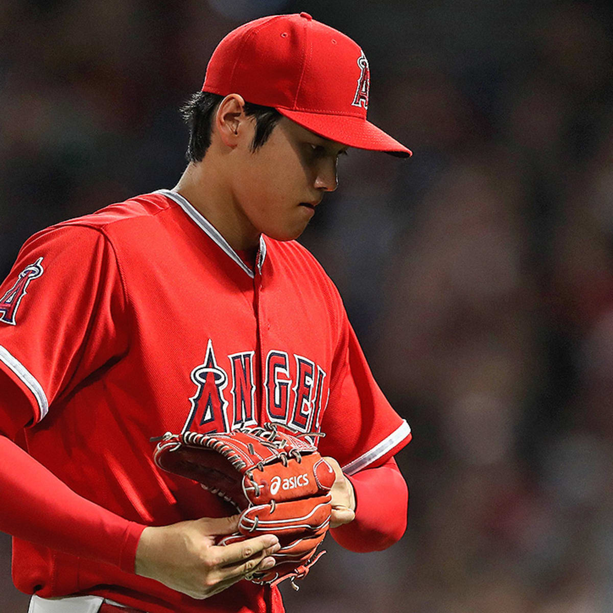 What Pros Wear: Shohei Ohtani's Asics Gold Stage Glove (2022) - What Pros  Wear