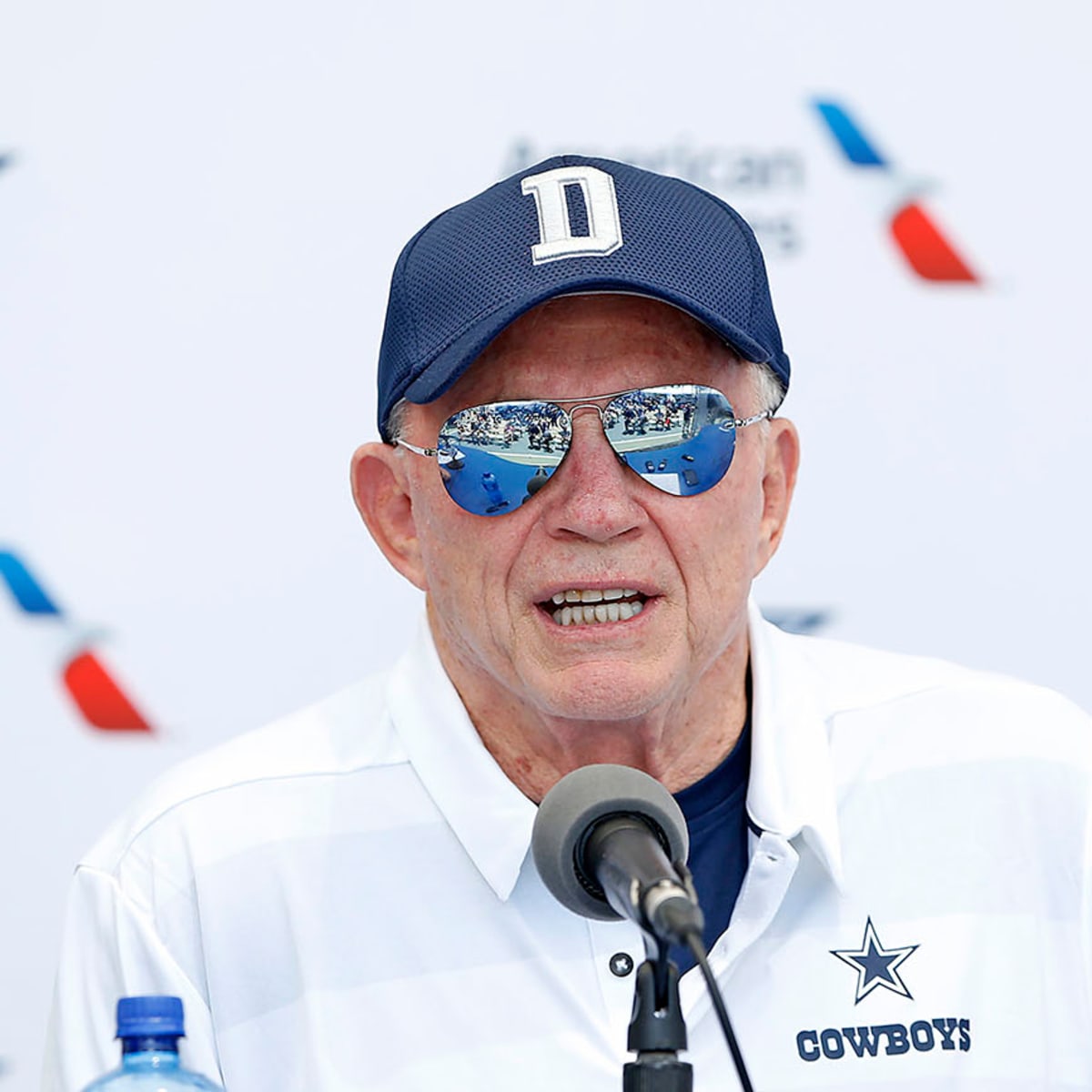 Cowboys' Jerry Jones offers no comment for wearing hat for anthem - Sports  Illustrated