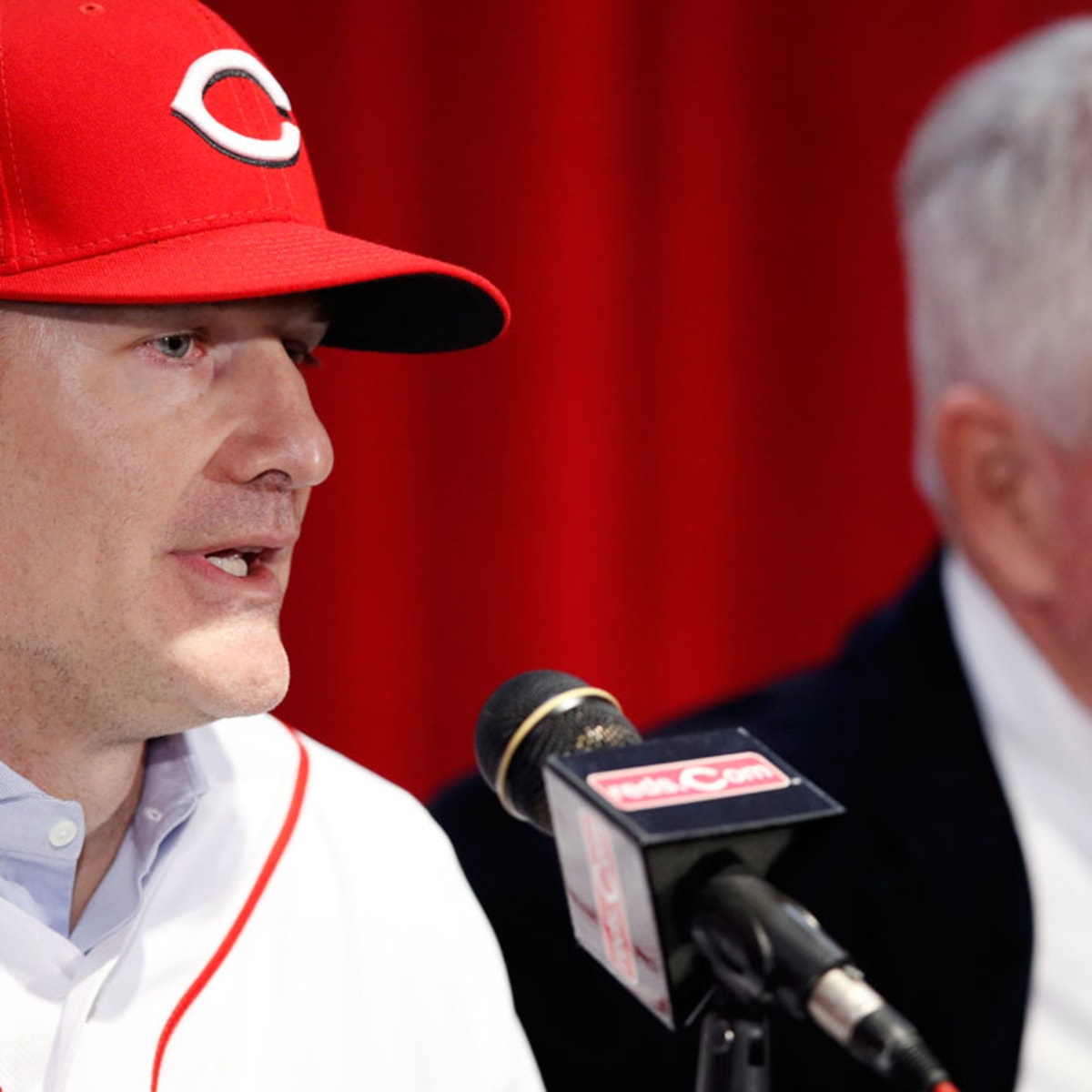 Reds extend manager David Bell through 2026