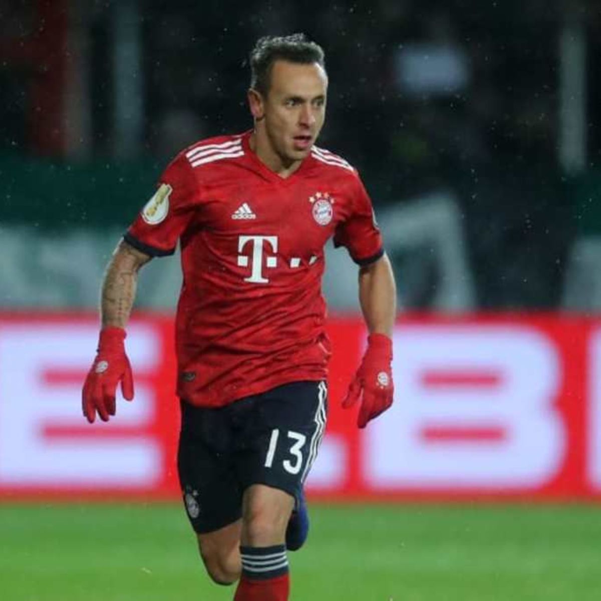 No Halloween do Bayern, Rafinha causa polêmica com fantasia de