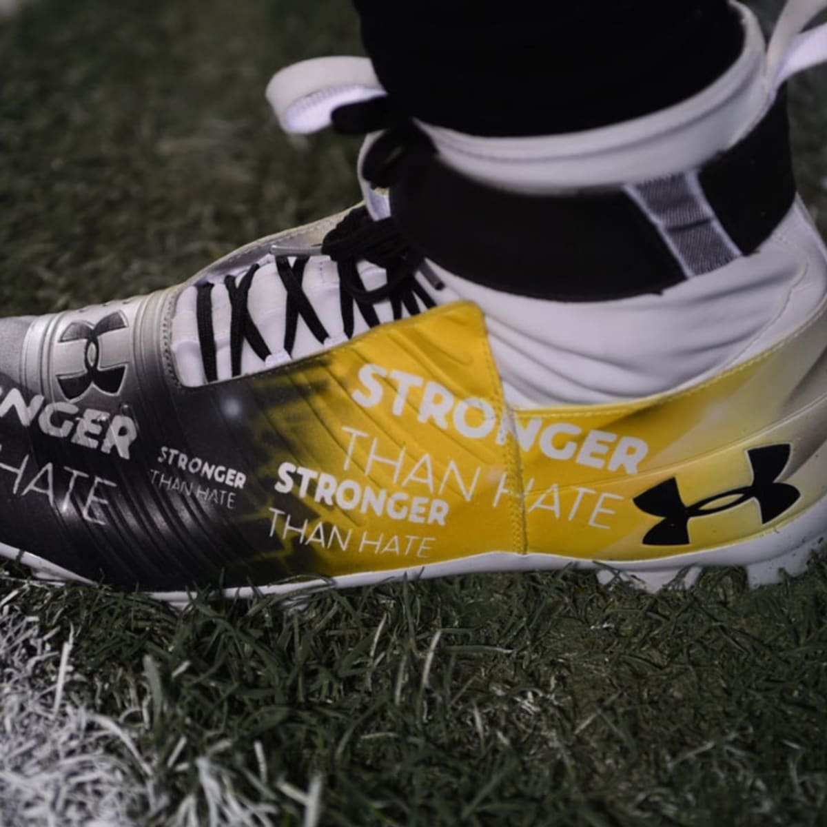 Steelers quarterback cleats honors shooting victims