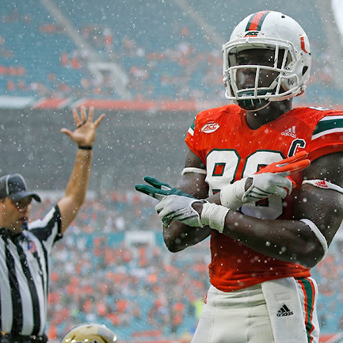 Miami receiver Evidence Njoku (83) poses with his brother, Cleveland Browns  tight end David Njoku, after the Miami NCAA college football Spring Game  Saturday, April 20, 2019, in Orlando, Fla. (Phelan M.