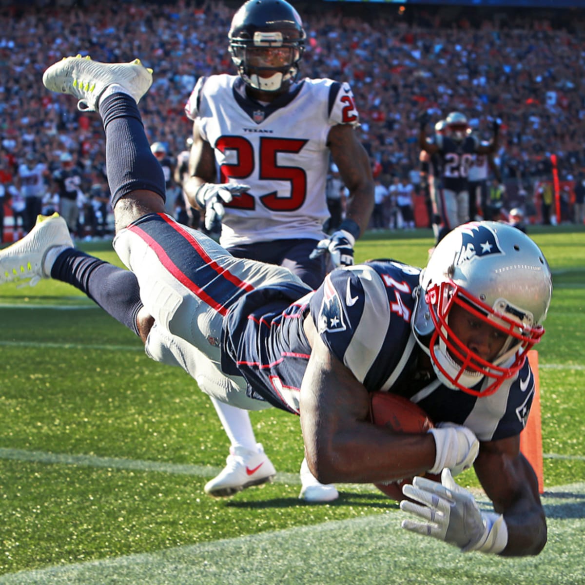 Danny Amendola of the Houston Texans catches the ball in the