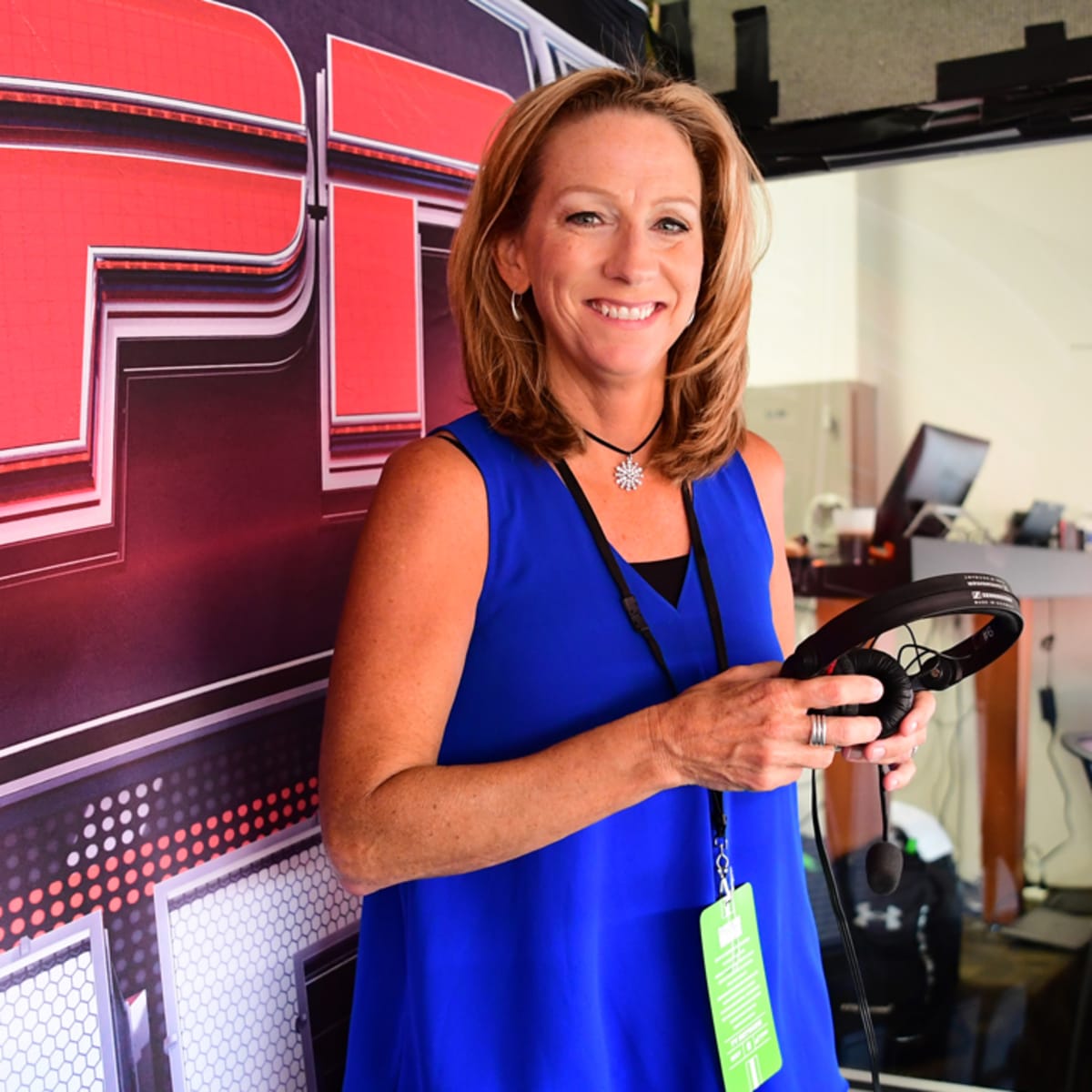 Longtime ESPN play-by-play commentator Beth Mowins to call Monday