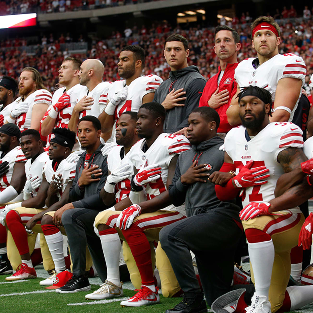 Steelers players stand for national anthem, hold banner before game vs.  Giants