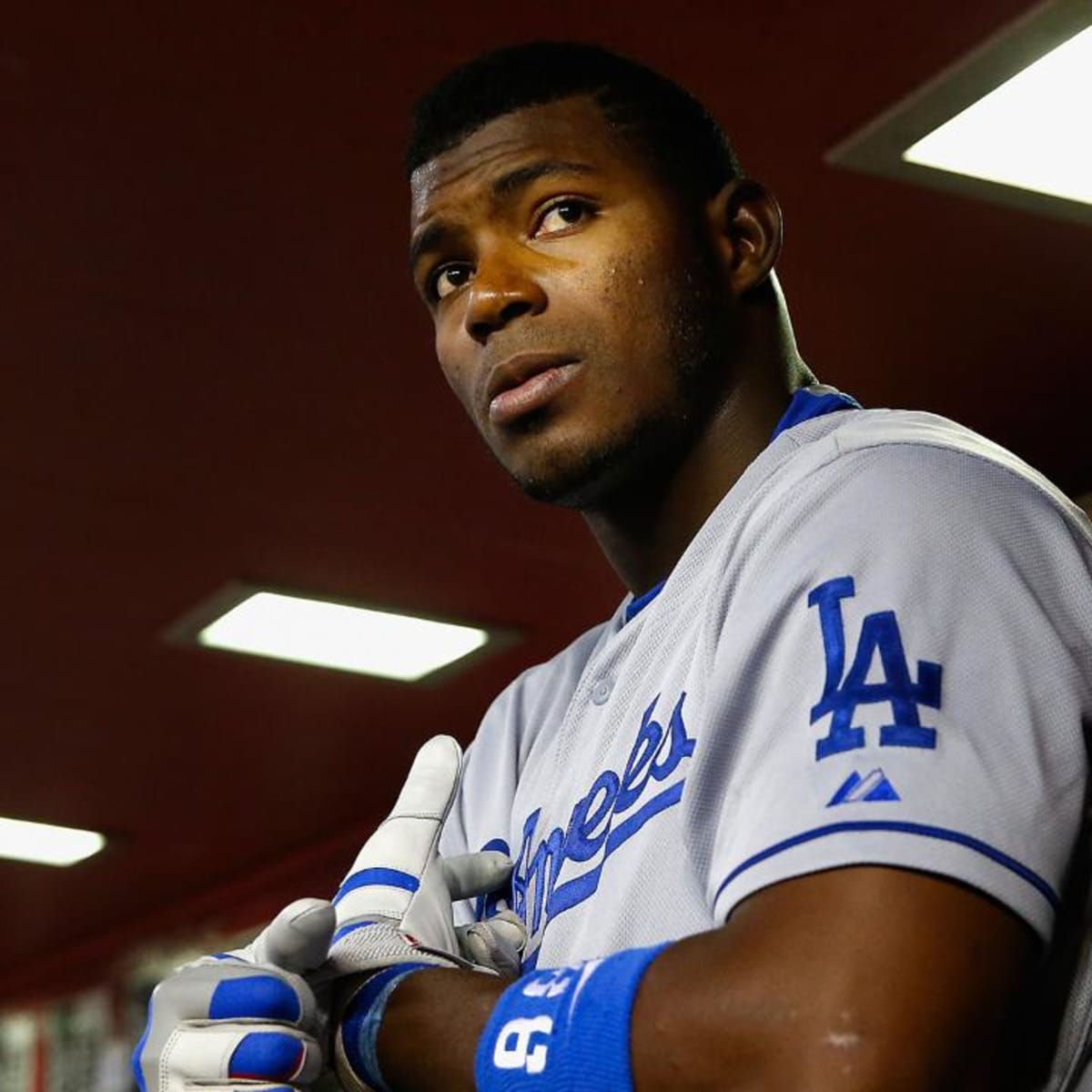 Yasiel Puig gave a Cleveland Indians fan 2 middle fingers after