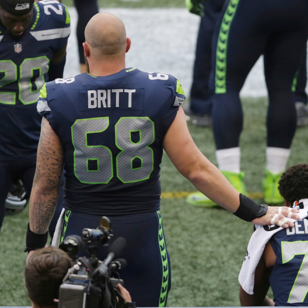 Packers TE Martellus Bennett raises fist during national anthem to