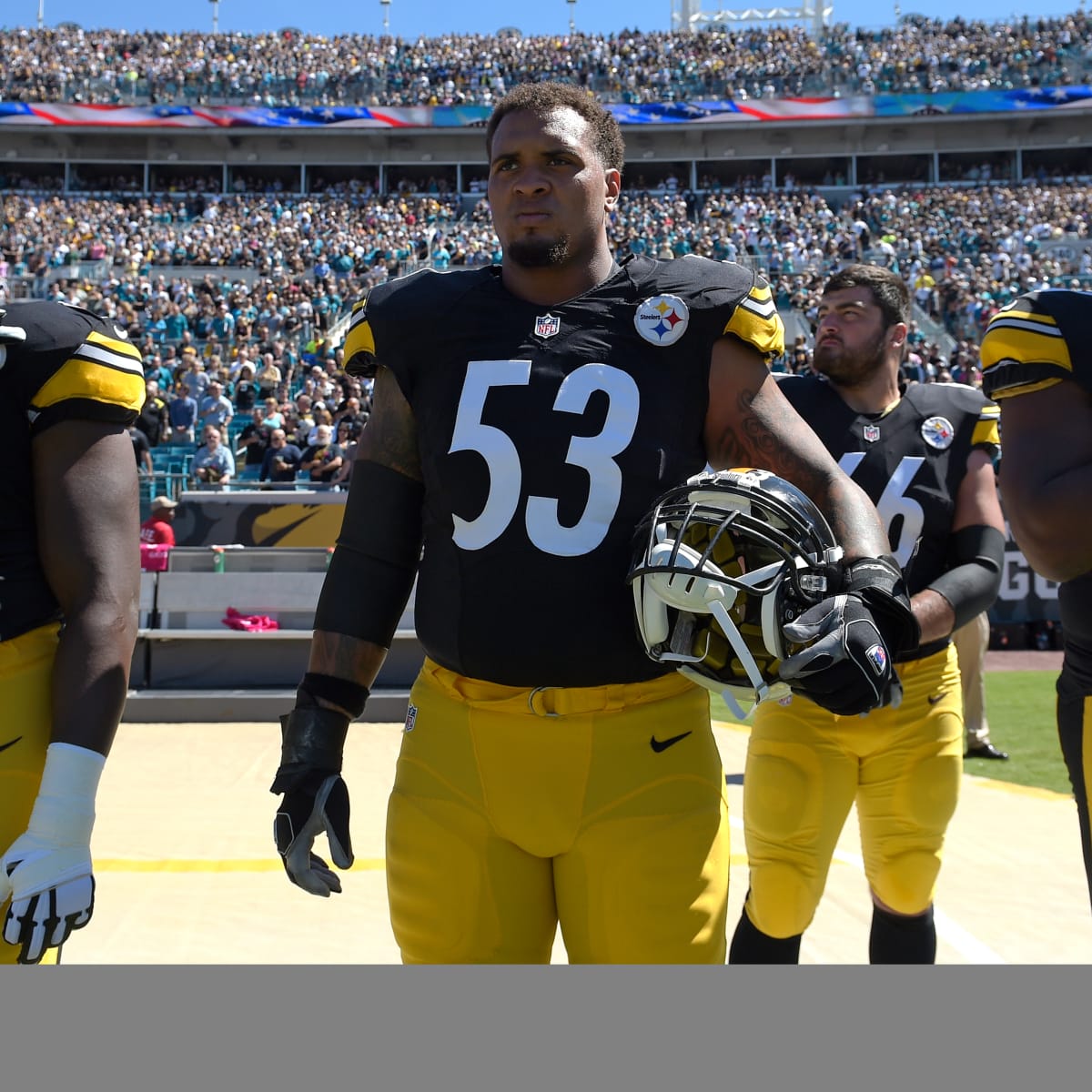 Alejandro Villanueva Stood on Field for Anthem with Steelers in