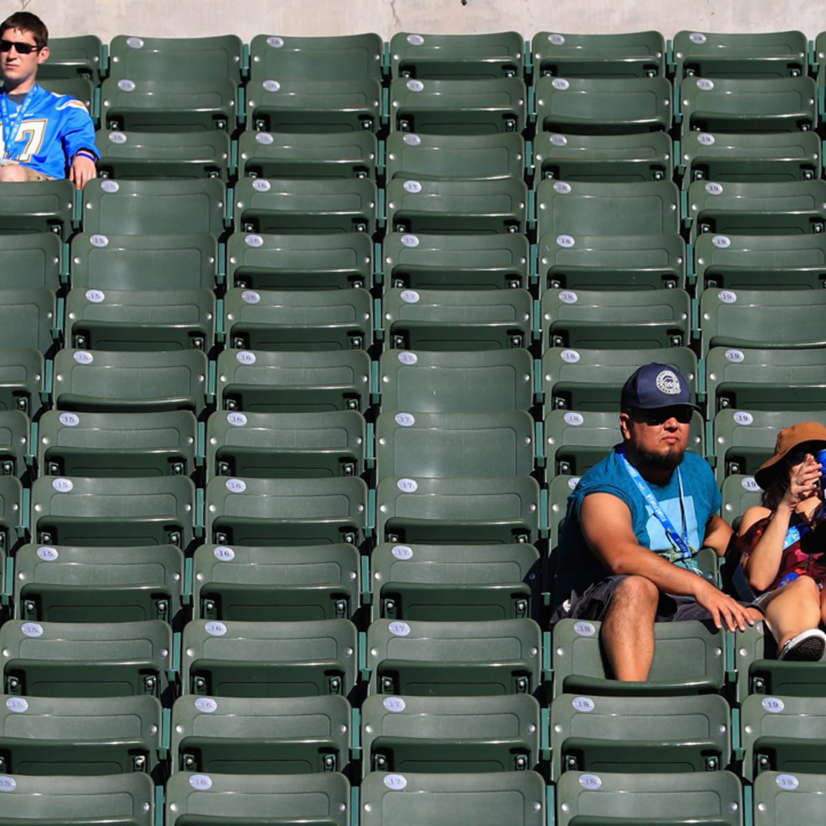 Fake AI humans at the Chargers game : r/Chargers