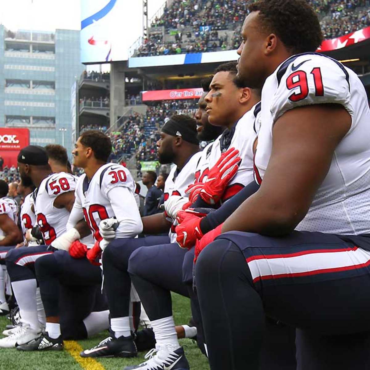 Most Texans kneel during anthem after owner's comments