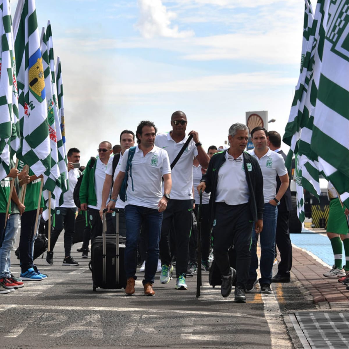 Atlético Nacional empata com Cerro e pega Chapecoense na final