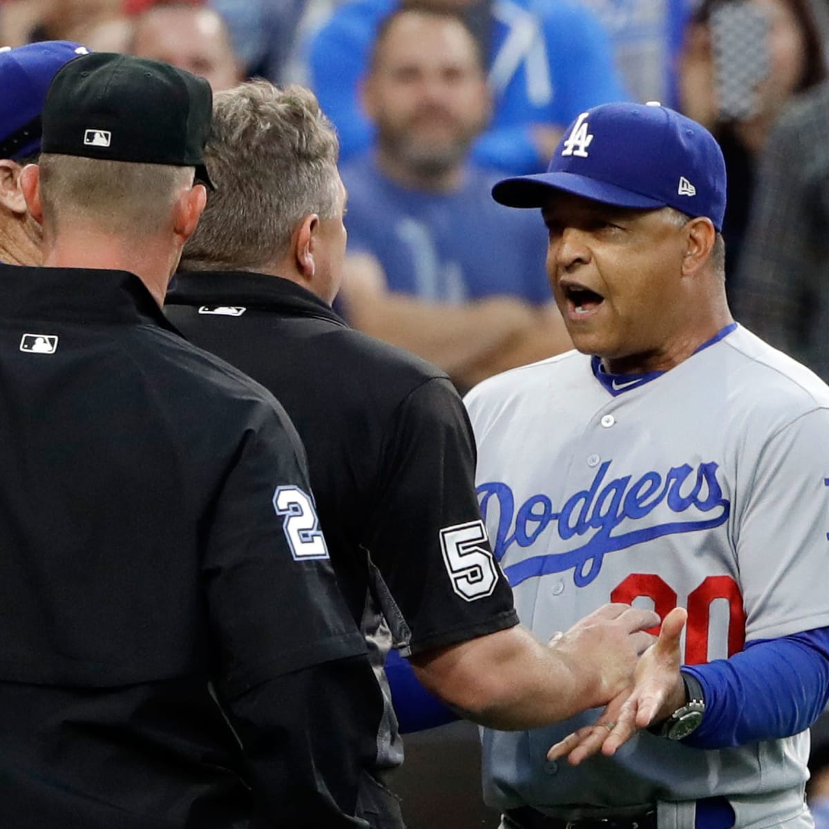 The Dodgers' Dave Roberts: Baseball's Ultimate Micromanager - WSJ