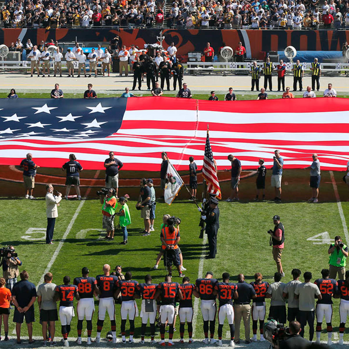 Green Bay Packers, Chicago Bears, fans lock arms during national