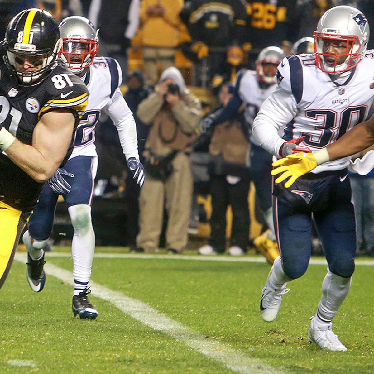 Steelers clinch first-round bye with rout of Texans 