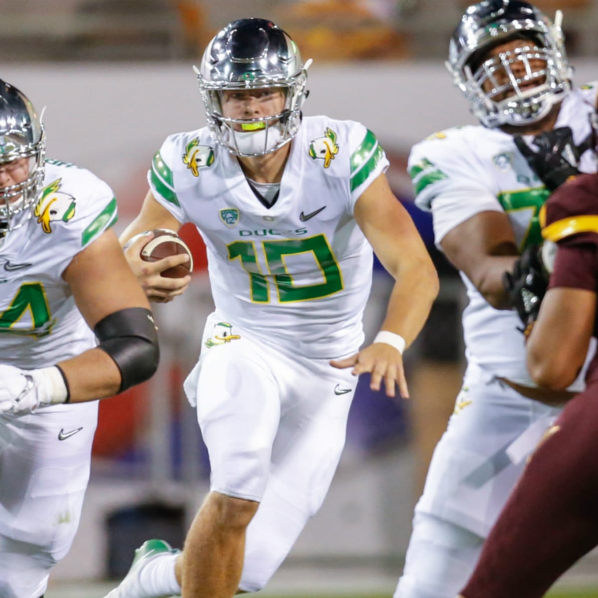 Oregon QB Justin Herbert could return from broken collarbone to start vs.  Huskies