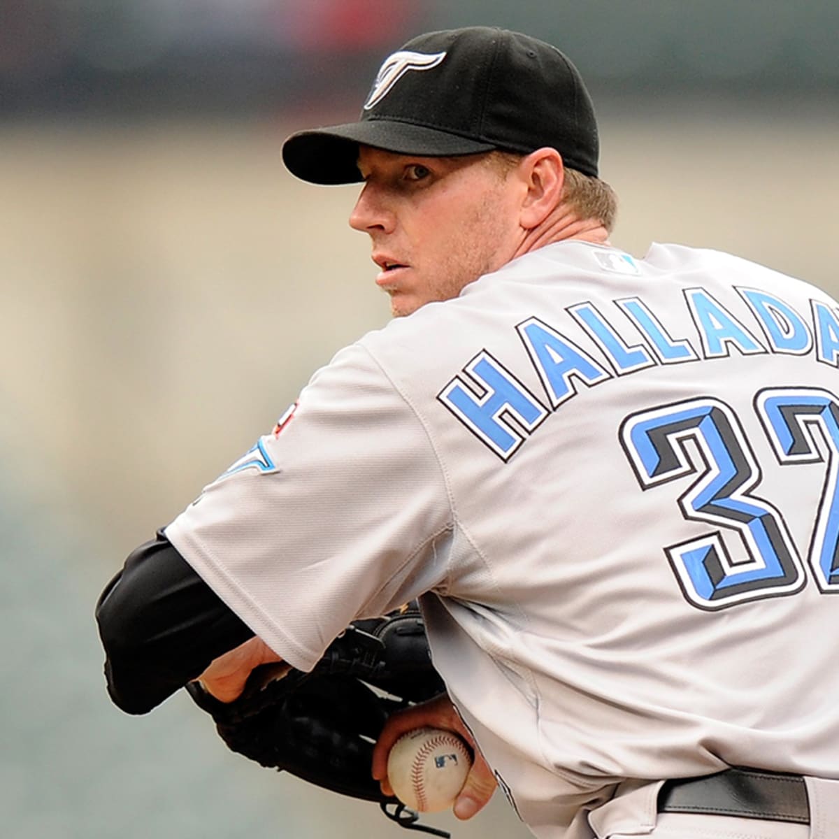 Sports figures react to former MLB pitcher Roy Halladay's tragic death