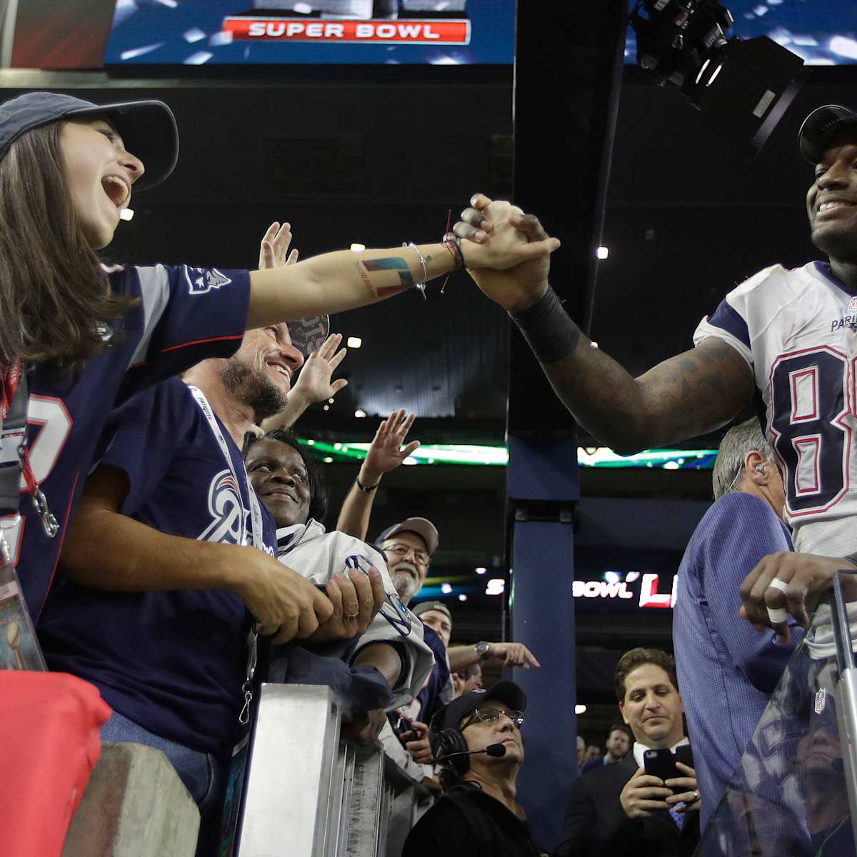 Martellus Bennett confirms he won't go to White House for Patriots' Super  Bowl celebration 