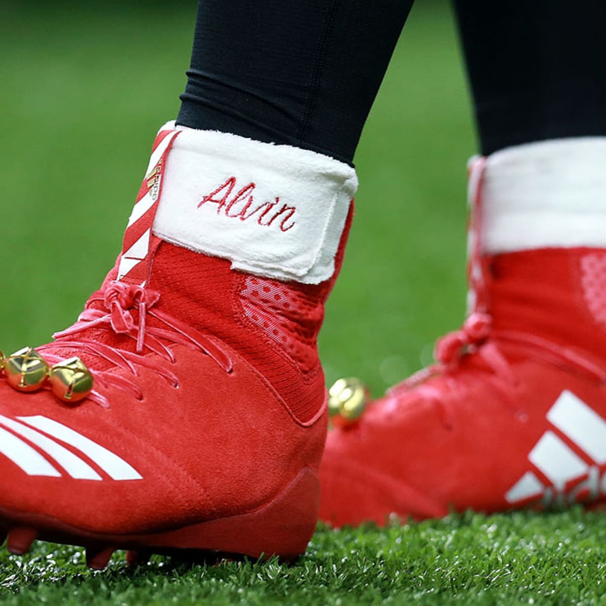 Atlanta Falcons star Julio Jones wears festive boots