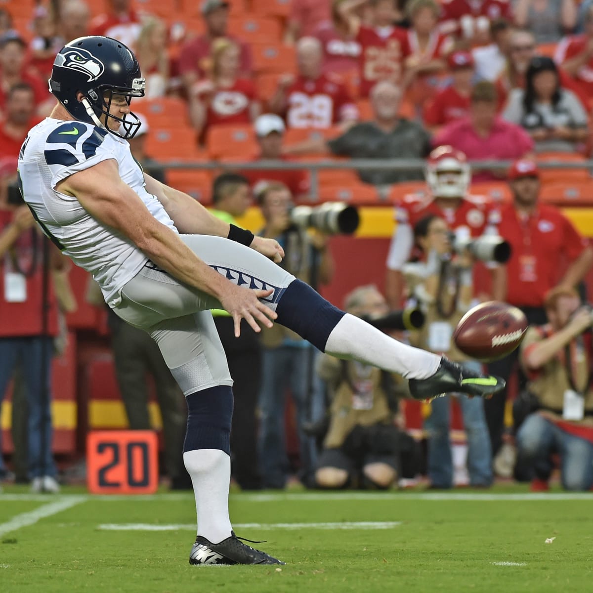 Jon Ryan Botches Punt & Face Plants on Diving Run!