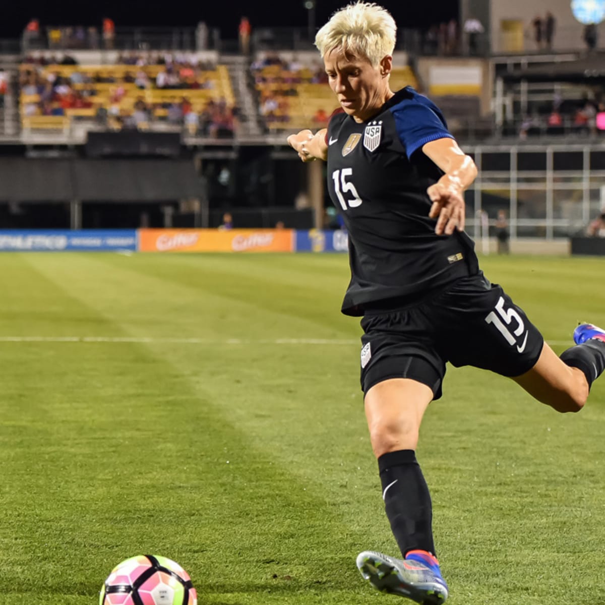 Megan Rapinoe kneels again for anthem before USA's 3-1 win over Holland, USA women's football team