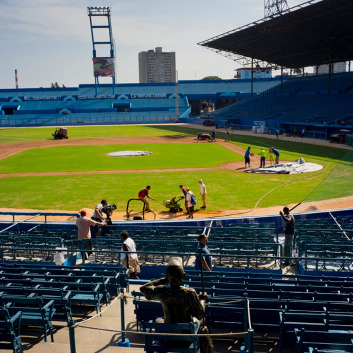 SI Vault: El Duque: Orlando Hernandez's journey from Cuba to the